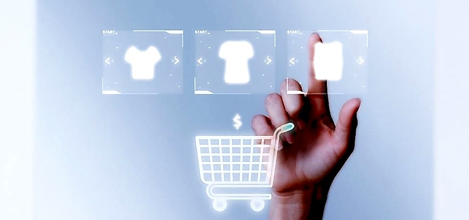 E-ticaret bilgi sistemi bulunur elin yanındaki elbise ve alışveriş arabasının içinde