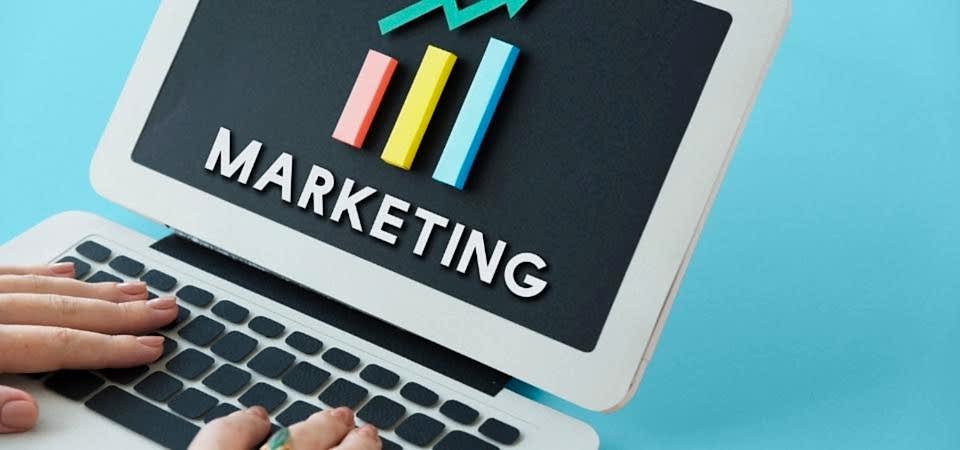 Google AdWords Sertifikası bulunur siyah tuşlar ile yazı yazan parmaklar ve beyaz bilgisayarın siyah ekranında.